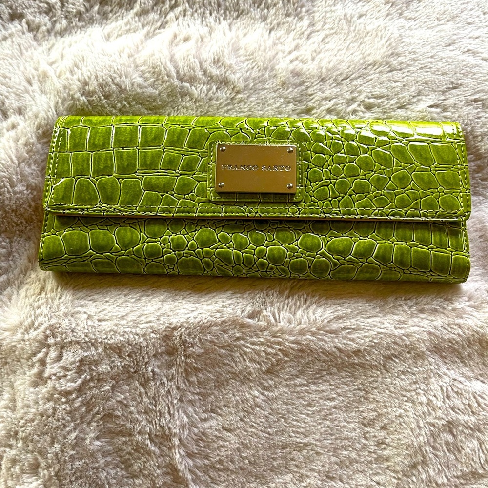 A wallet for when all you need is money, ID and class!